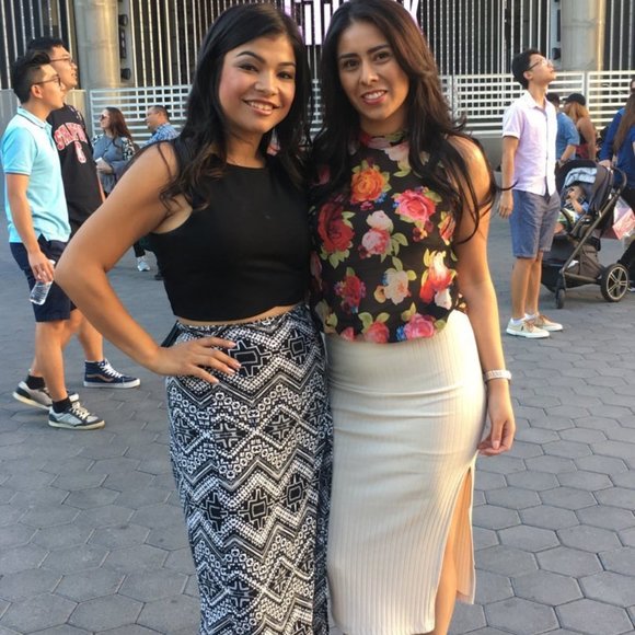 Meet your Poshers, Ana and Christina - Picture 1 of 8